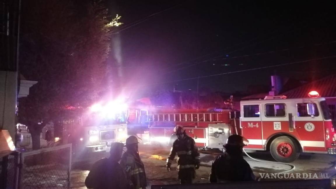 Bomberos de Gómez Palacio, Durango, rescatan a tres personas de incendio