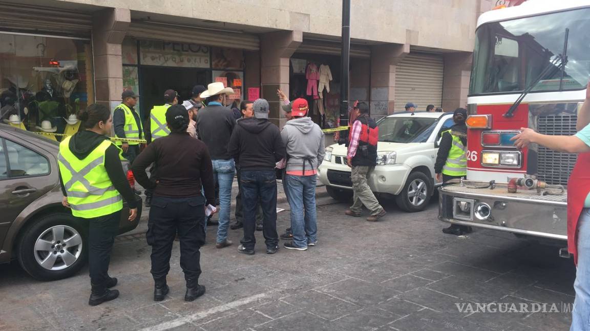 Se incendia peluquería en Mercado Juárez de Saltillo; bomberos controlan el siniestro