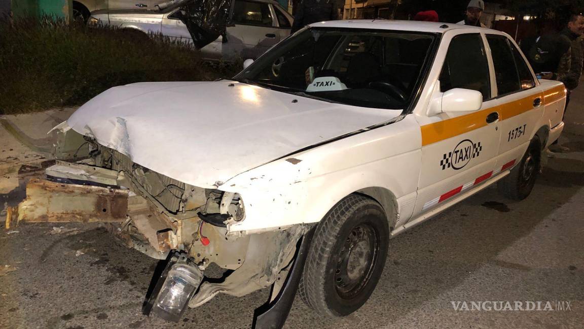 La última del año: taxi no hace alto y provoca aparatoso accidente contra combi en Saltillo