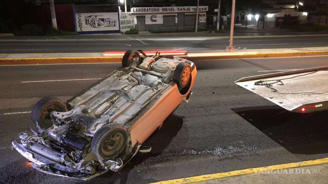 $!El auto responsable fue remolcado por una grúa.