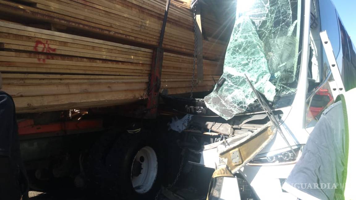 $!Seis muertos y 21 lesionados en choque de autobús y camión en la carretera Durango - Mazatlán