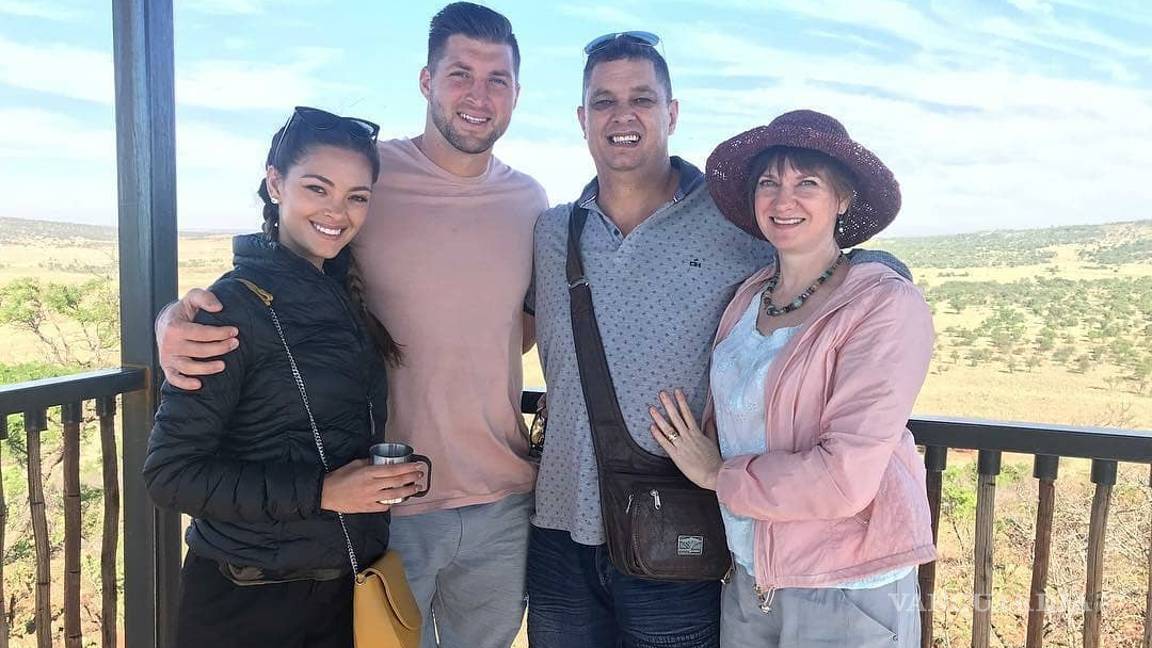 $!Tim Tebow le propone matrimonio a su novia, la exMiss Universo, Demi-Leigh Nel-Peters