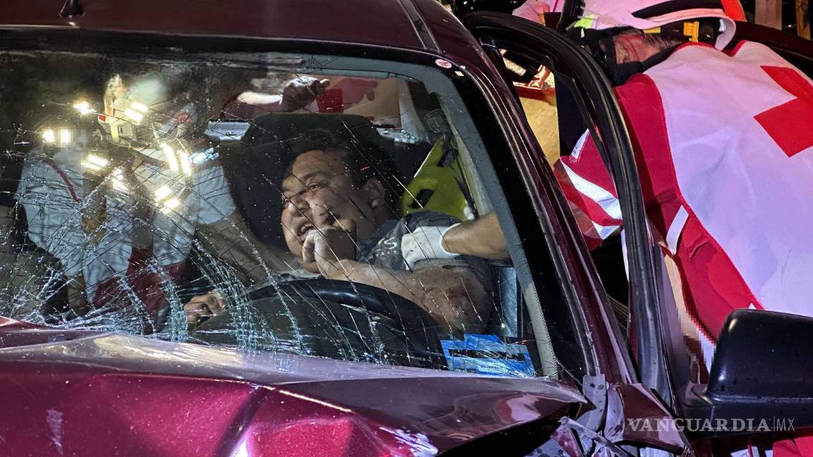 $!Bomberos trabajaron varios minutos para liberar al conductor atrapado en el Aveo.