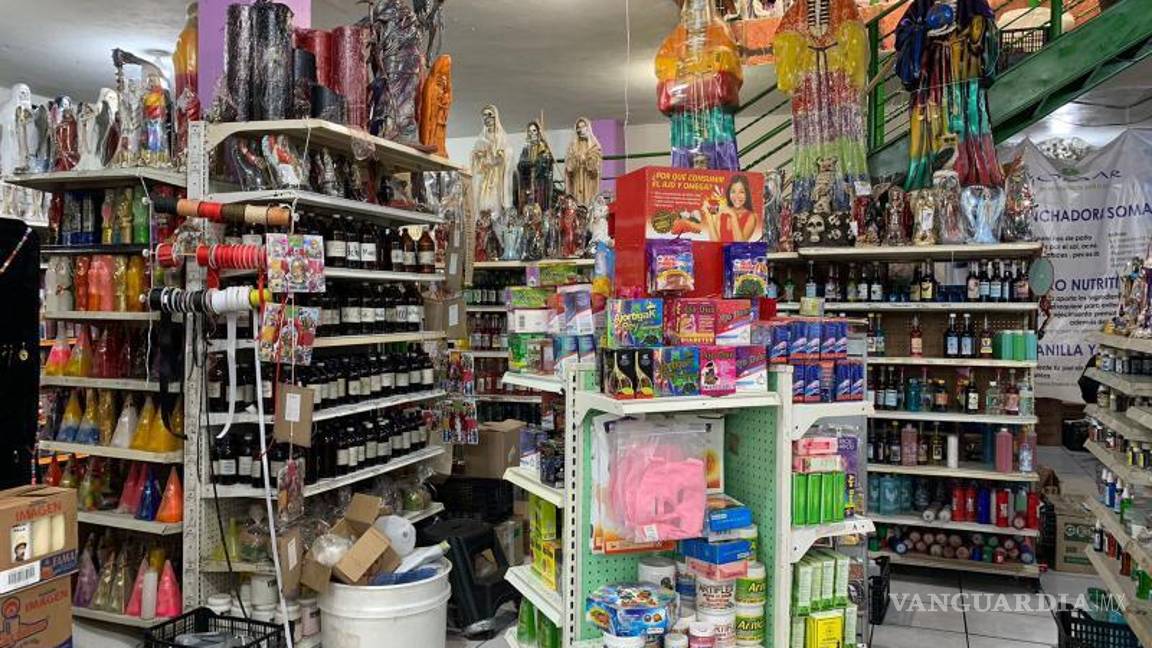 $!“La gente que pide favores o milagros para tener trabajo, salud o comida, y hombres del poder económico, político o criminal, quienes curiosamente le solicitan venganzas o muertes, piden plegarias que no se las pueden solicitar a Dios, a las vírgenes o a los santos”, comentó Don Mario.