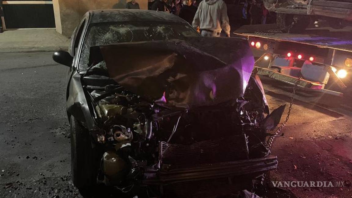 $!Tras el choque, el compacto salió proyectado en contra de un vehículo estacionado, y también impactó una tienda de abarrotes.