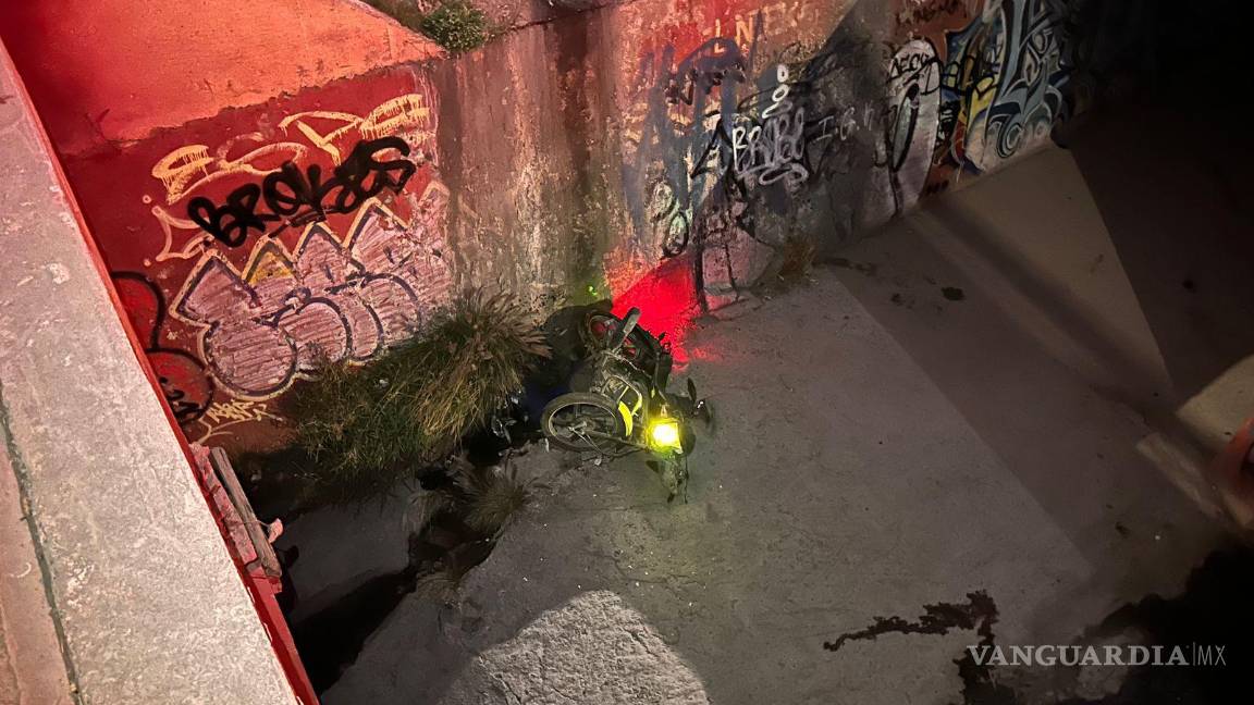 $!Hasta que vecinos de la colonia Ignacio Zaragoza reportaron una luz que salía desde el drenaje pluvial fue que las autoridades encontraron el cuerpo.