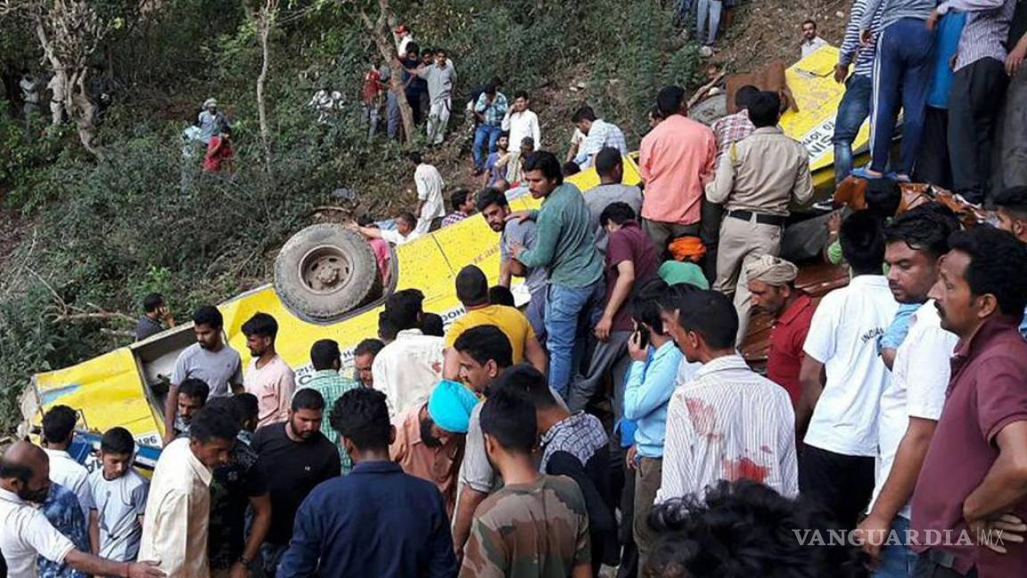 Mueren 27 niños al caer autobús a un desfiladero en la India