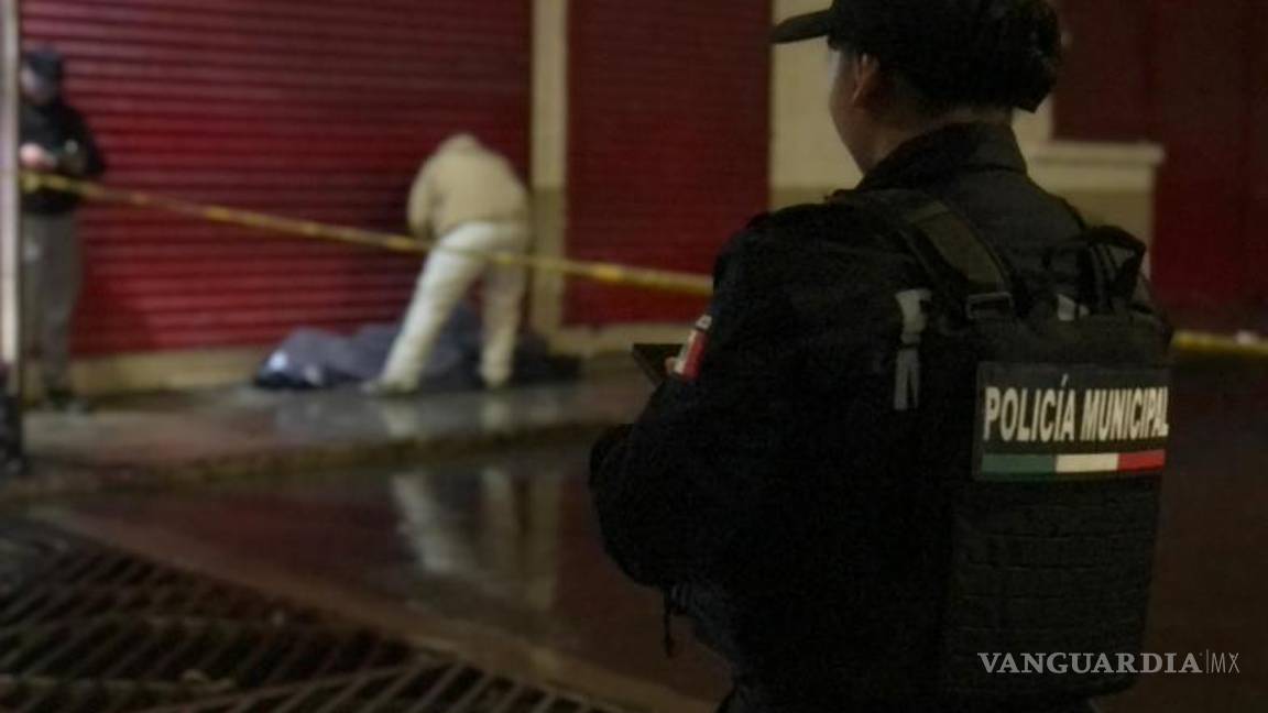 $!Autoridades acordonaron la zona, mientras peritos realizaban las diligencias necesarias antes de trasladar el cuerpo al Servicio Médico Forense.