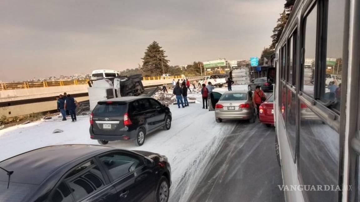 Carretera México-Toluca se pinta de blanco tras choque de trailers con carbonato de sodio