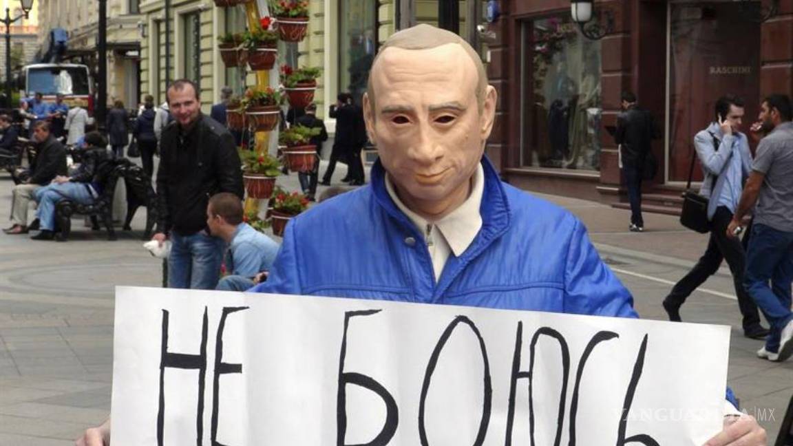 $!Hombre con máscara de Putin desafía al Kremlin