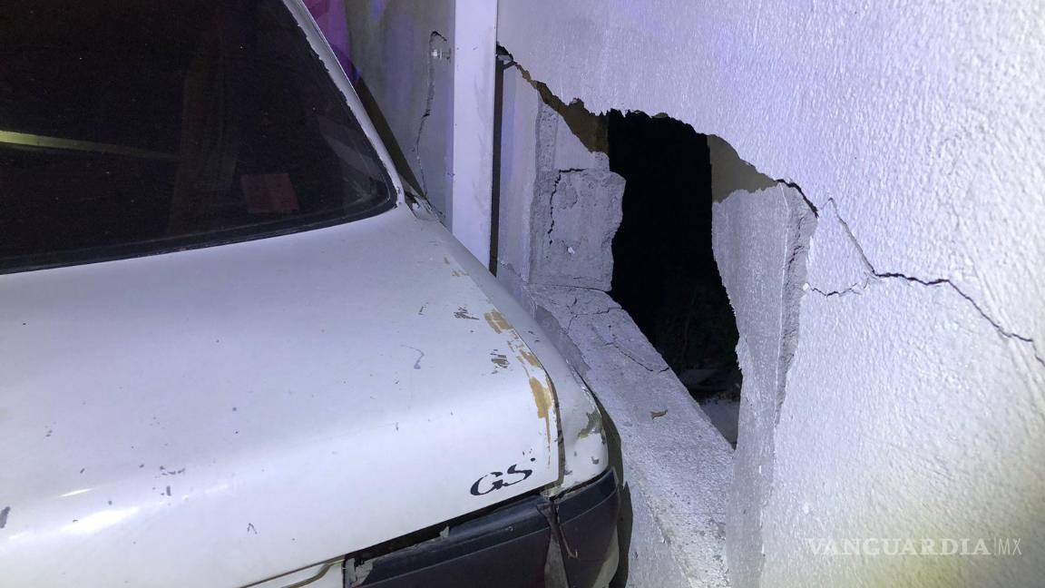 $!Un boquete quedó en la barda.