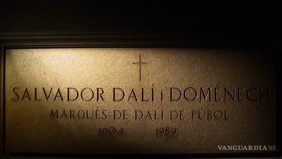 $!Dalí exhibe su bigote intacto al ser exhumado