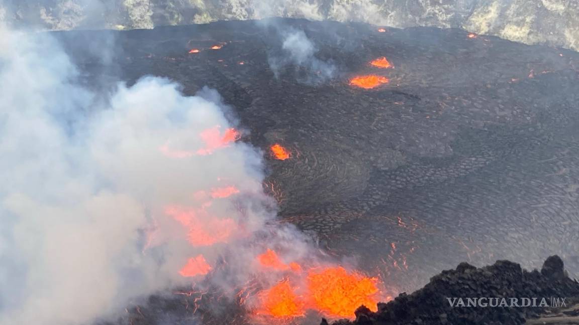 $!Una foto facilitada por el Servicio Geológico de los Estados Unidos (USGS) que muestra fisuras en erupción dentro del cráter Halema’uma’u en la cima del volcán Kilauea, Hawai. EFE/EPA/USGS