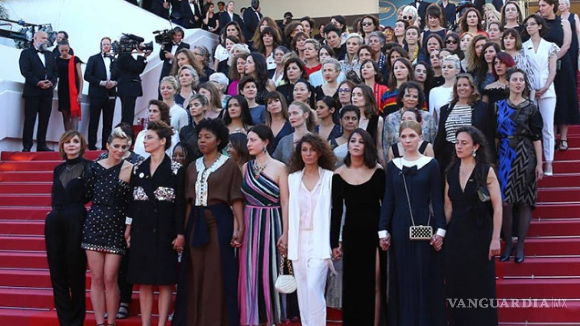 Salma Hayek se une a protesta en Cannes