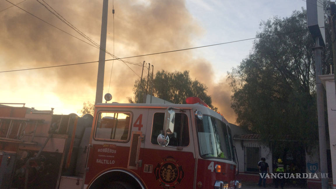 Vehículo se incendia dentro de taller en Saltillo