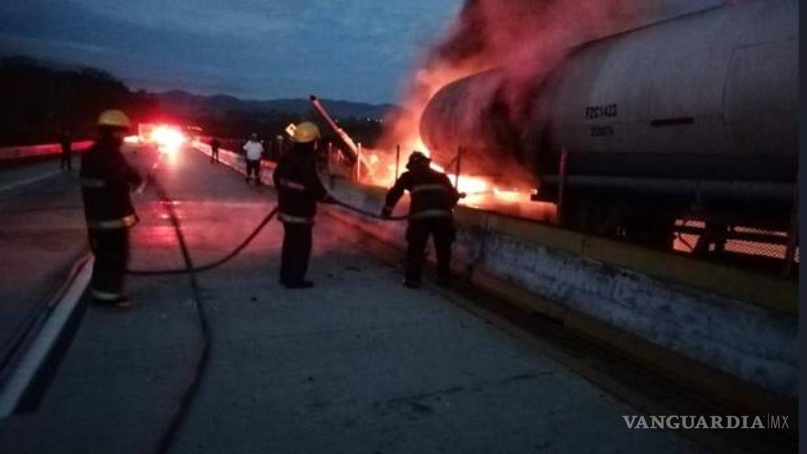 Pipa cargada de gasolina se incendia tras choque en autopista del Sol