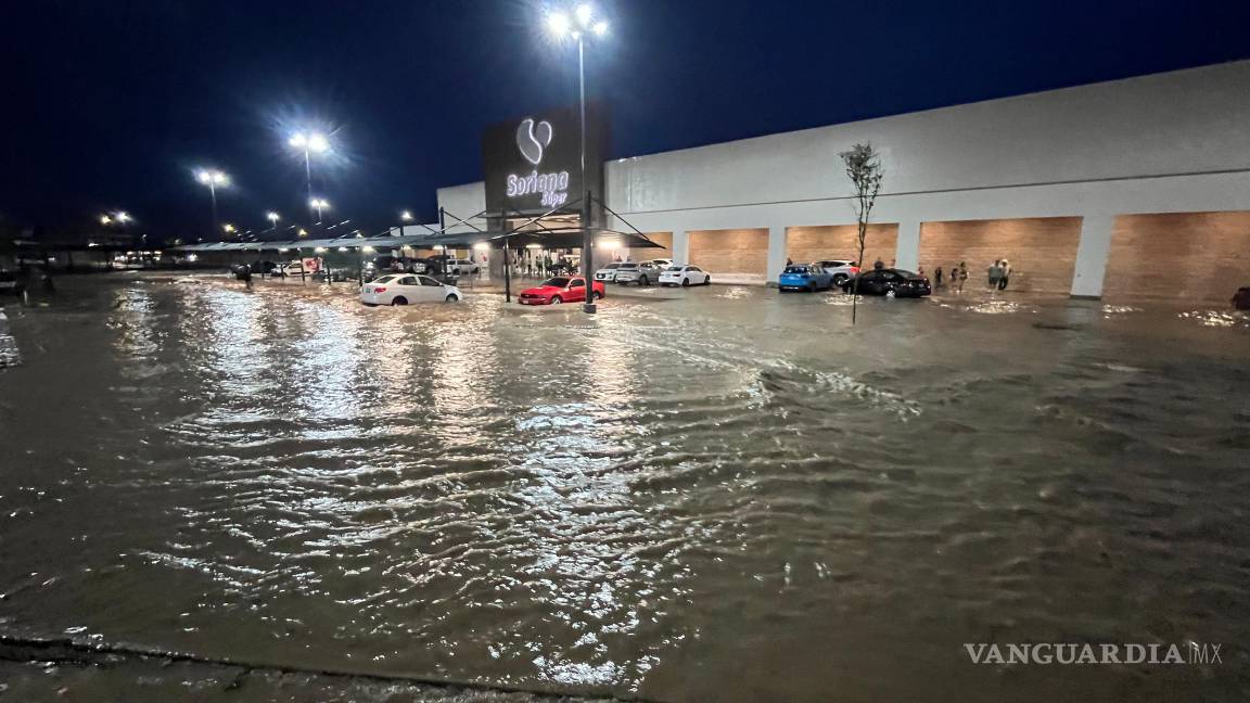 $!En vialidades como Colosio, Valdés Sánchez y Los Pastores, el nivel del agua obligó a cierres preventivos para evitar accidentes.