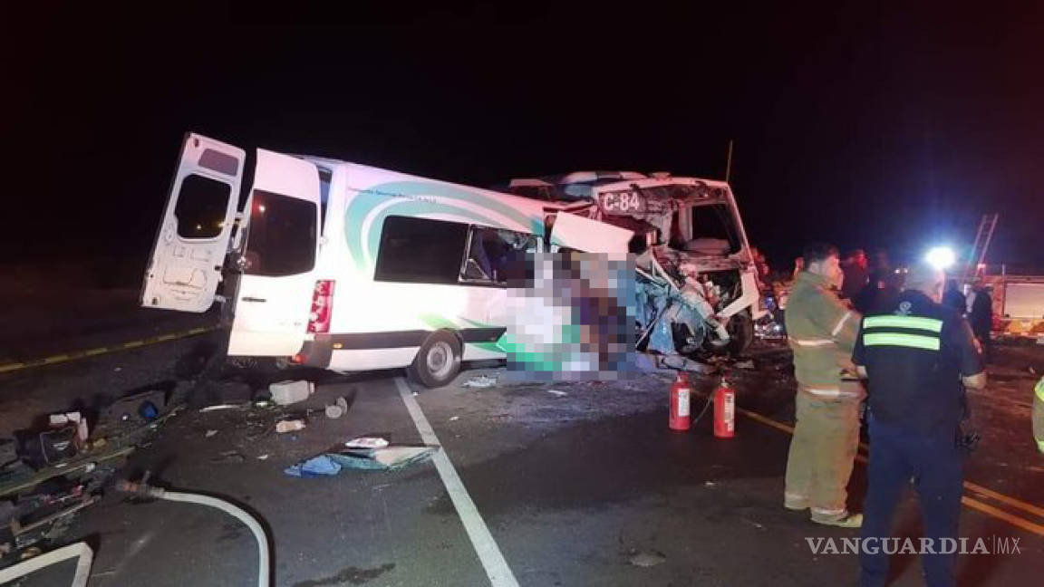 Al menos 16 muertos tras choque de camión de personal contra camioneta en Sonora