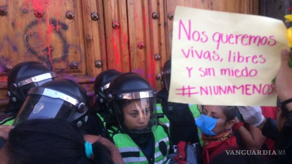 $!'Andrés Manuel el silencio es criminal', encapuchadas vandalizan Palacio Nacional por feminicidos