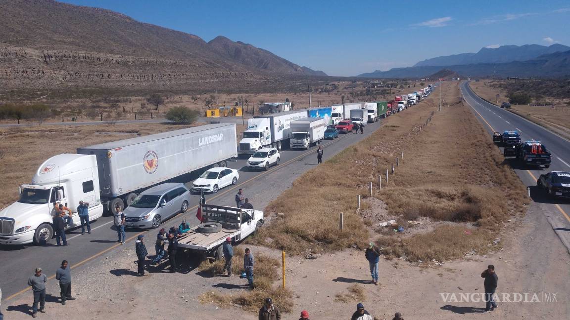 $!Caos por 6 horas en autopista de Coahuila; 200 campesinos bloquean vías para exigir cierre de basurero tóxico
