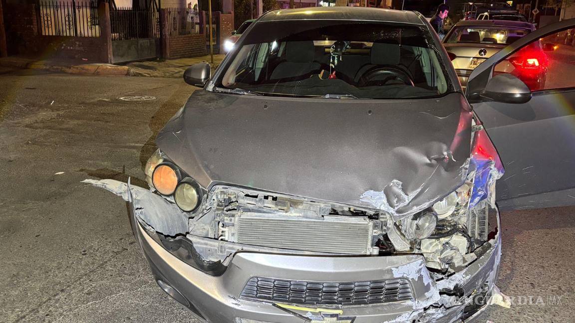 $!El automóvil Chevrolet Sonic quedó con daños tras impactarse en el cruce de Emilio Carranza y Lerdo de Tejada.