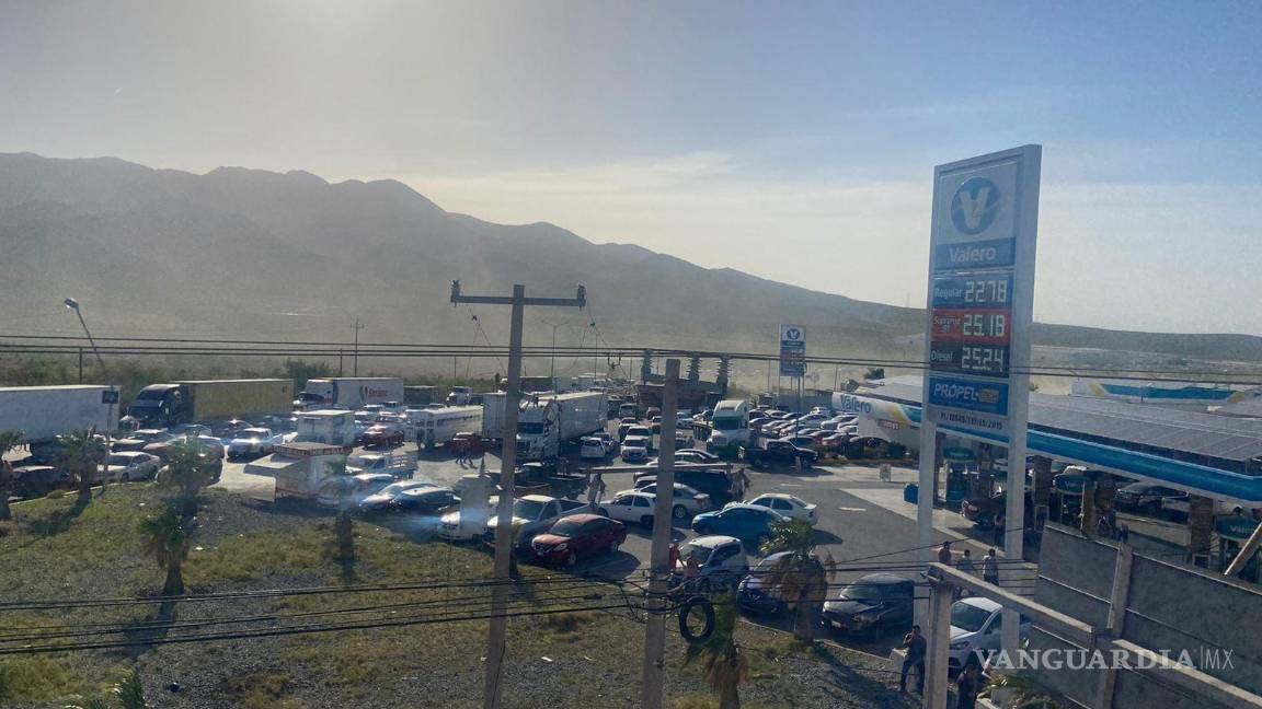 $!Trabajadores en la carretera 57.