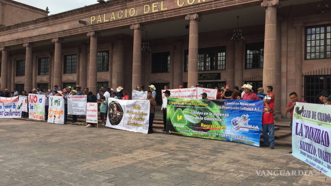 Productores de gallos se manifiestan ante el Congreso de Coahuila