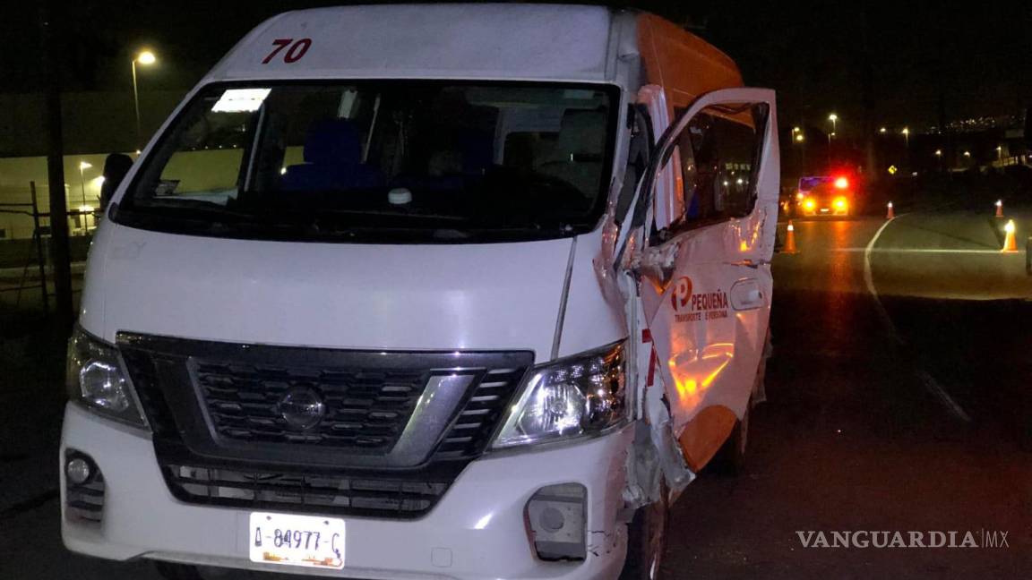Choque de transporte de personal y tráiler dejan dos lesionados en antigua carretera a Monclova