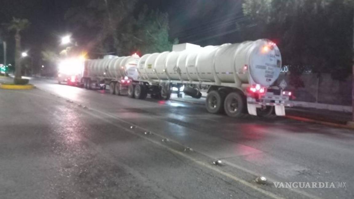 $!Los elementos Federales inspeccionan el camión Kenworth en el kilómetro 45+600 detectando inconsistencias en la documentación.