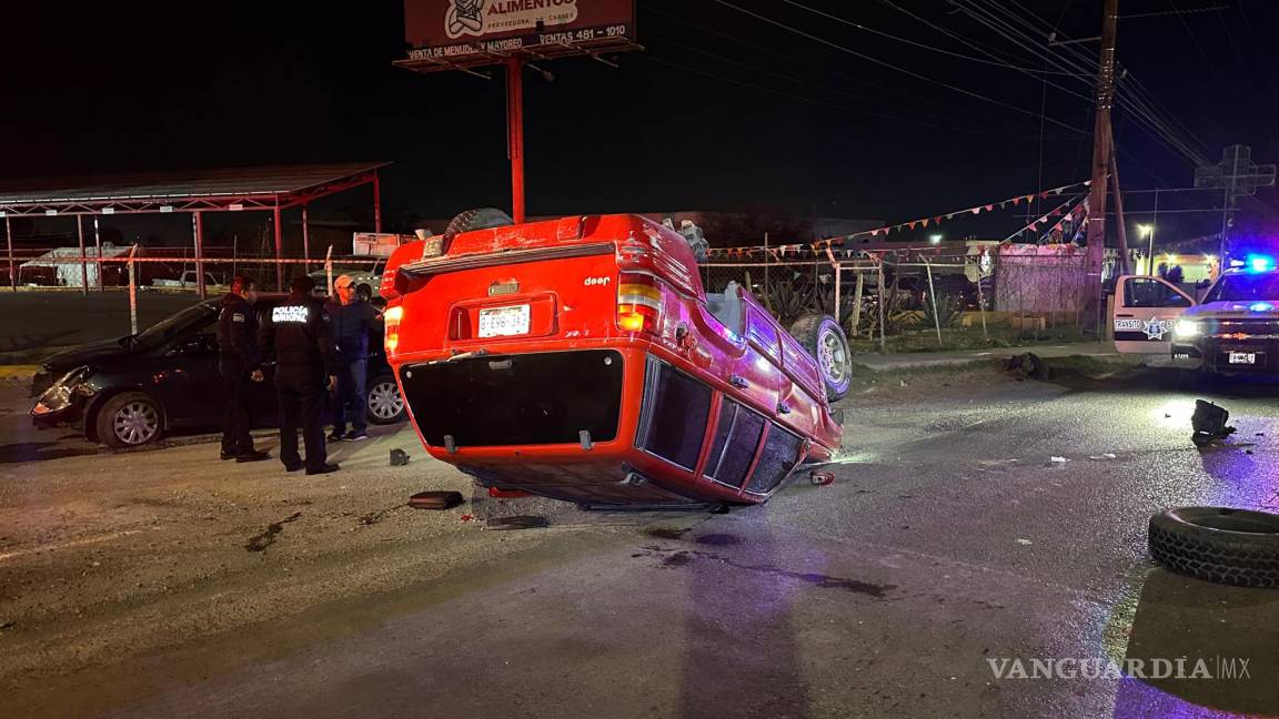 Borracho duerme al volante y vuelca al sur de Saltillo