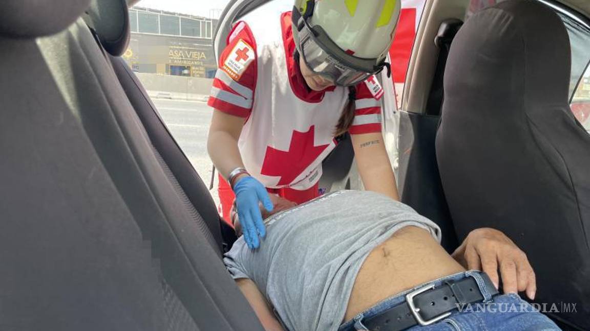 $!Paramédicos de la Cruz Roja atendieron a los involucrados en el accidente, quienes, aunque lesionados, decidieron no ser trasladados a un hospital.