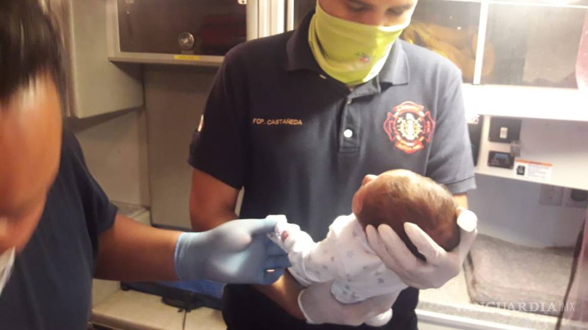 En Saltillo, paramédicos salvan a bebé que se ahogaba con su comida