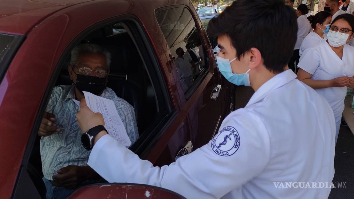 Abuelitos reciben vacuna al segundo intento; se formaron a pie en módulo vehicular de Saltillo