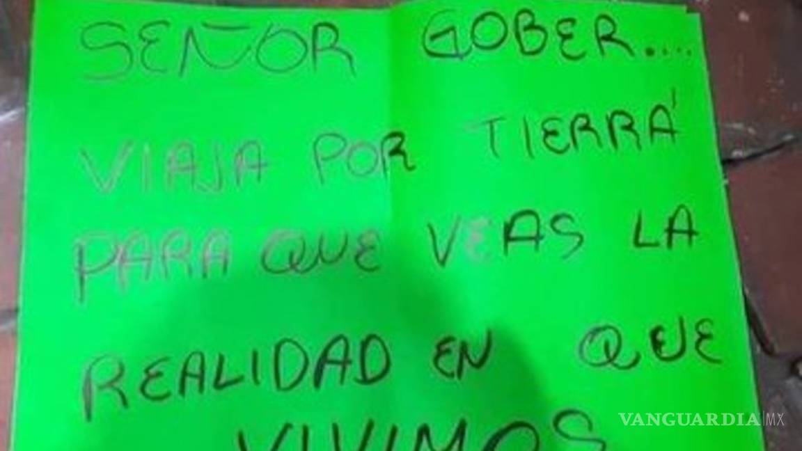 $!Silvano Aureoles empuja a maestro que le reclama por 'visita' a Aguililla en helicóptero (video)