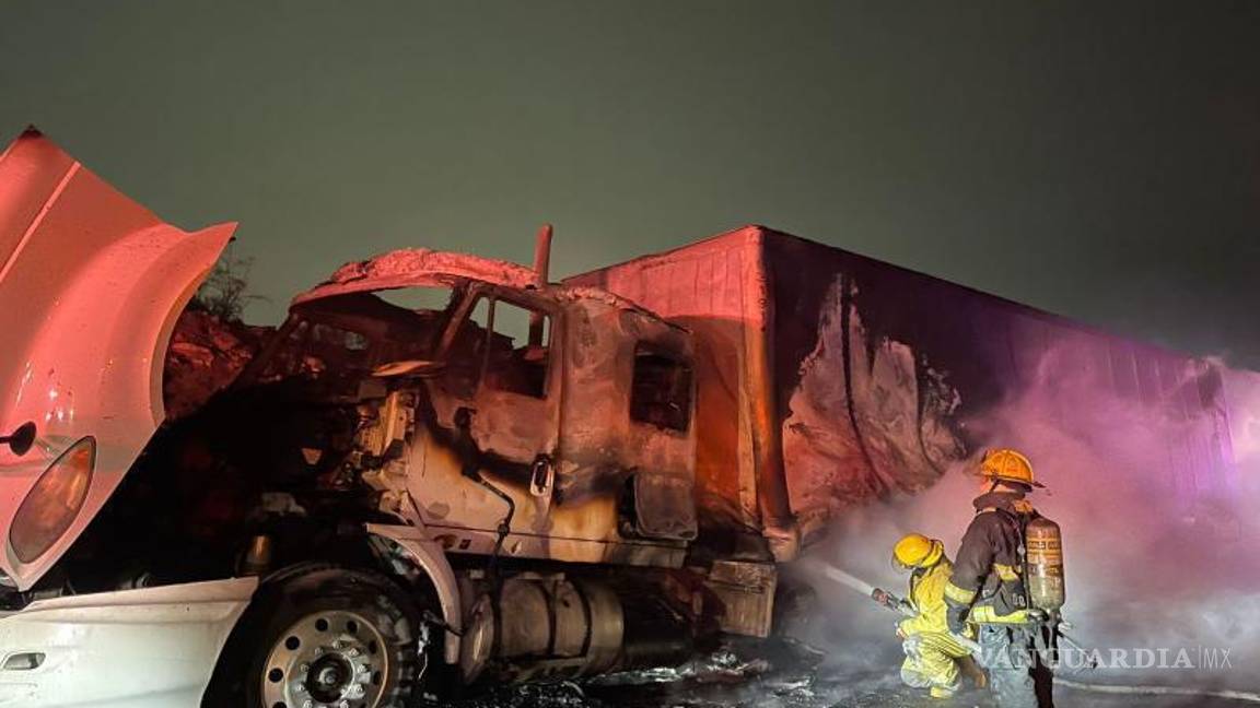 $!Tres grúas fueron desplegadas para levantar el tráiler incendiado y despejar la carretera.