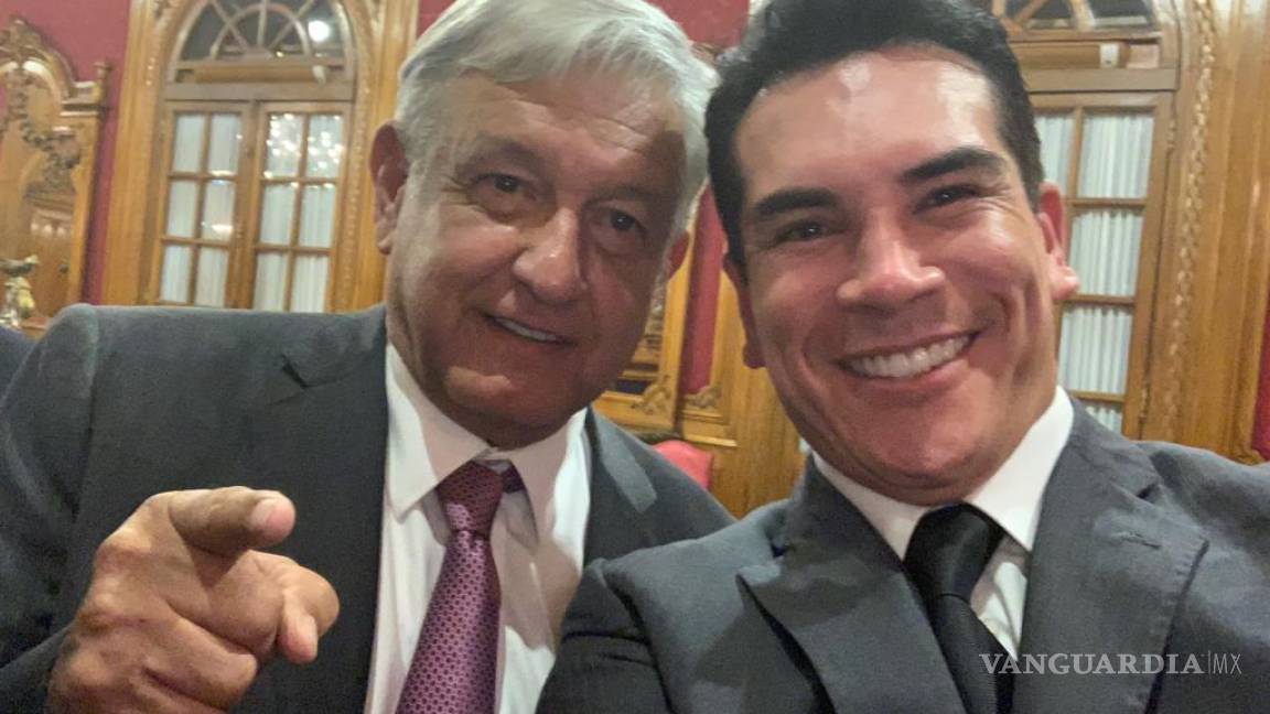 Alejandro Moreno se toma 'selfie' con AMLO... en 2017 propuso una 'coperacha' para contratarle un psiquiatra