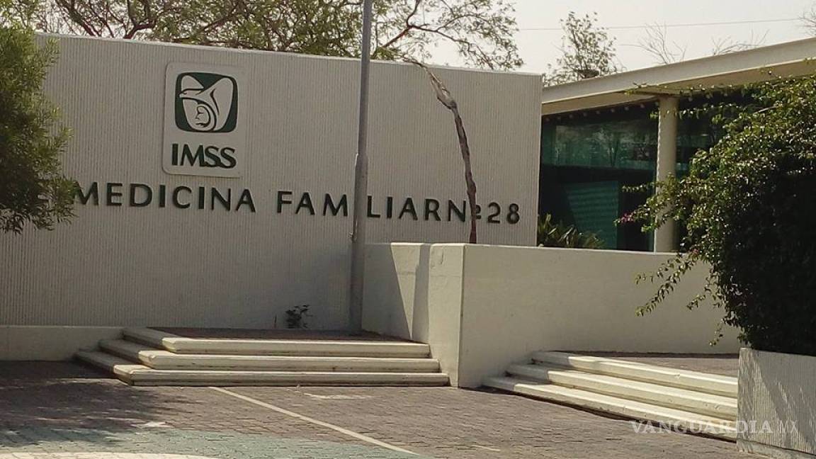 Fingen ser pacientes y asaltan clínica del IMSS en Nuevo León