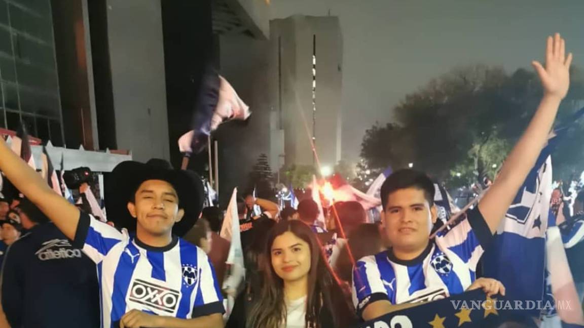 Sale afición de Rayados a festejar a las calles de Monterrey
