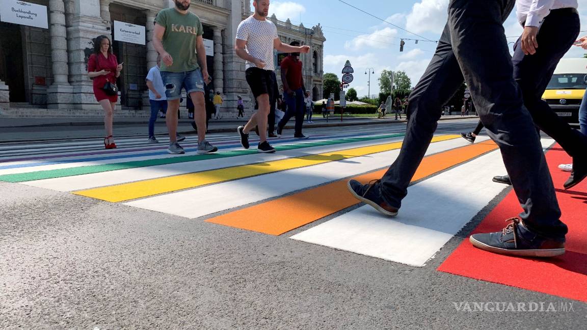 $!Viena celebra el EuroPride con paso peatonal con los colores de la bandera LGTB