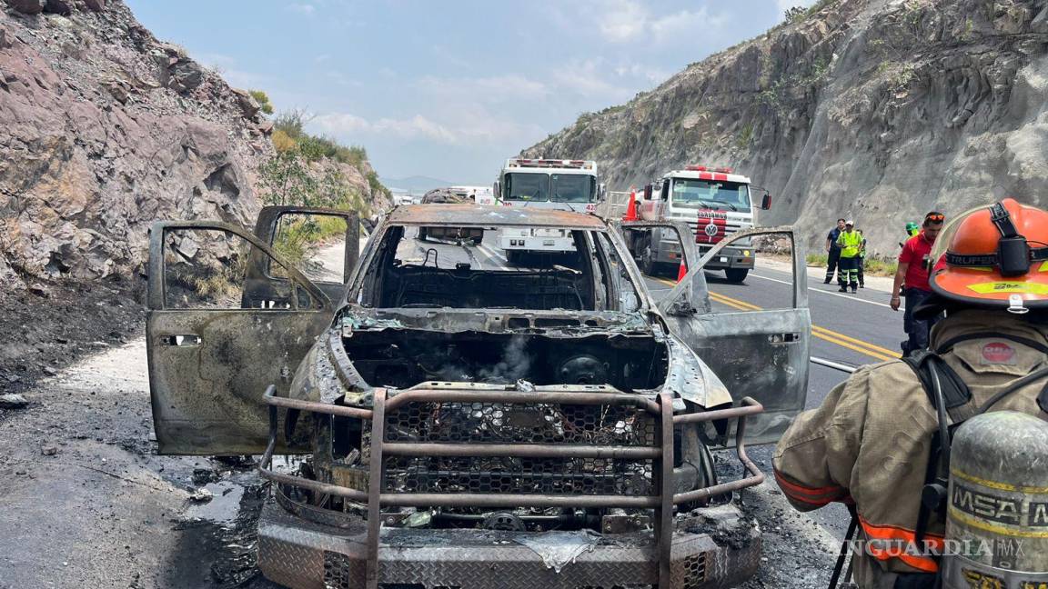 Se les incendia la ‘troca’ a paisanos en el Libramiento Norponiente; ‘regalos’ son rescatados intactos