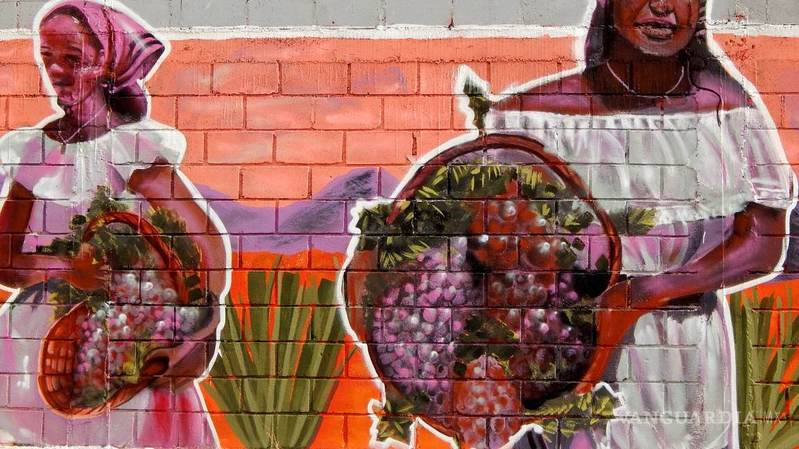 $!Mujeres pintan a mujeres: Reconocen a Nancy Cárdenas con mural en Parras de la Fuentes