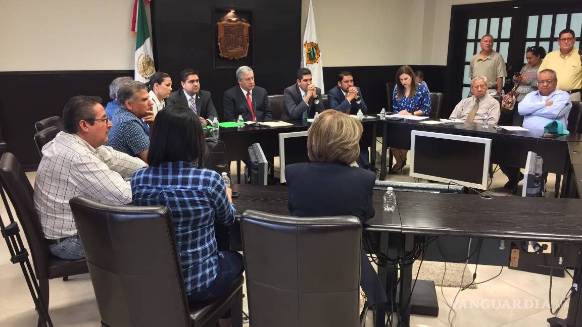 $!Productores de gallos se manifiestan ante el Congreso de Coahuila