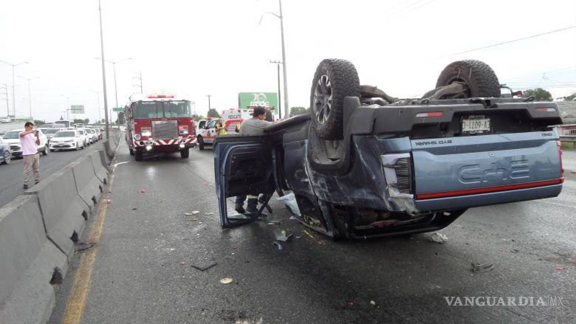 $!La camioneta BYD impactó violentamente contra los muros de concreto, desencadenando el accidente múltiple en el periférico.
