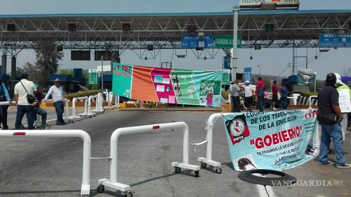 $!Normalistas despojan a choferes de sus unidades en Michoacán