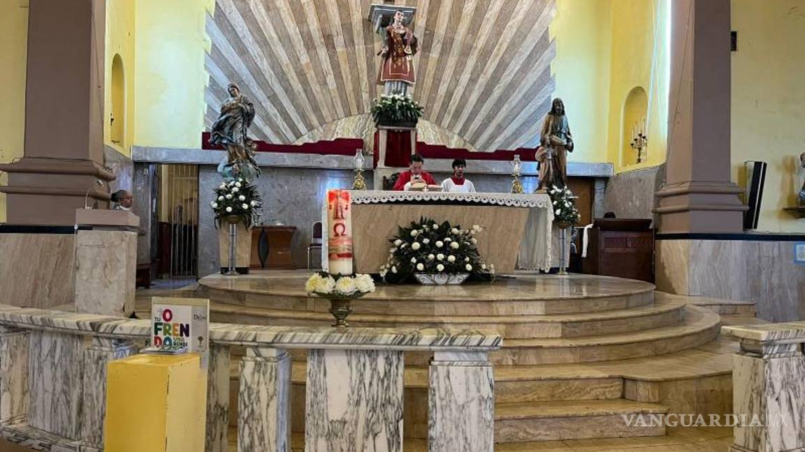 $!El párroco Mario Carrillo explicó que esta práctica llegó a Saltillo a mediados del siglo pasado.