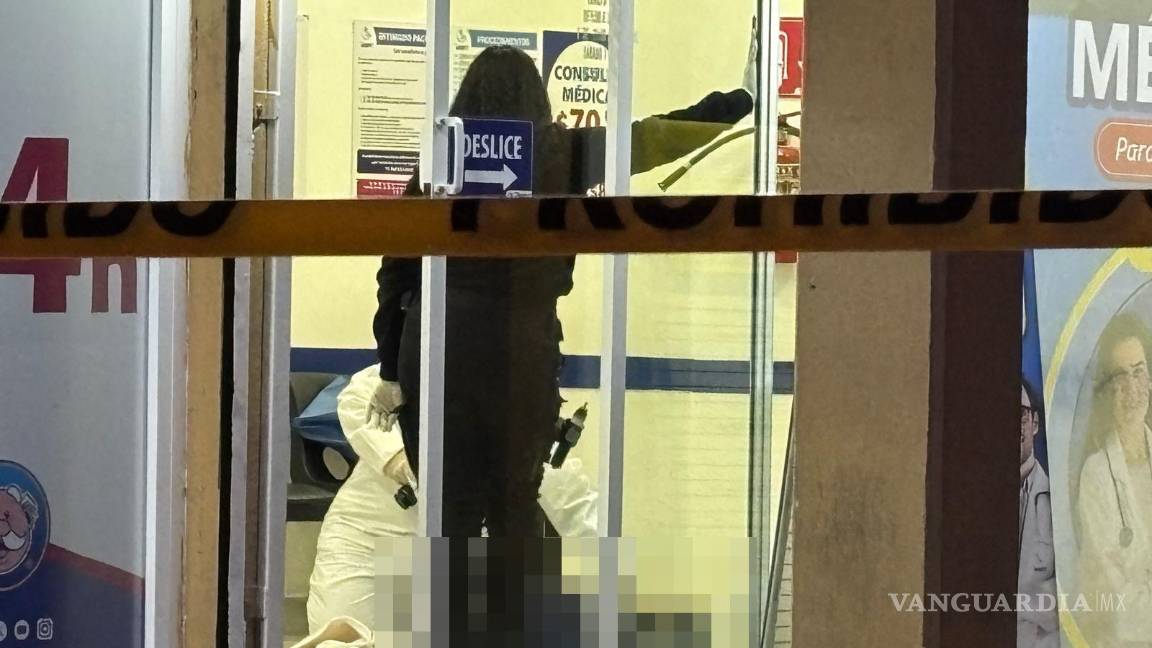 $!Agentes de la FGE realizaron el levantamiento de evidencias en el consultorio y ordenaron el traslado del cuerpo al Semefo para determinar las causas exactas del fallecimiento.