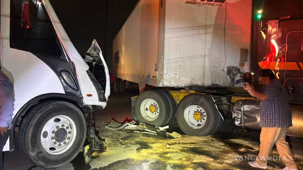 $!Elementos de Tránsito Municipal realizaron labores para desviar el tráfico mientras se retiraban las unidades siniestradas.