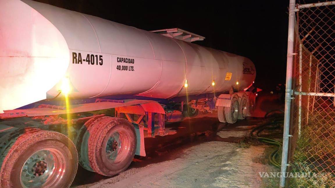 $!El hombre fue arrestado y su camión con un contenedor tipo pipa asegurado