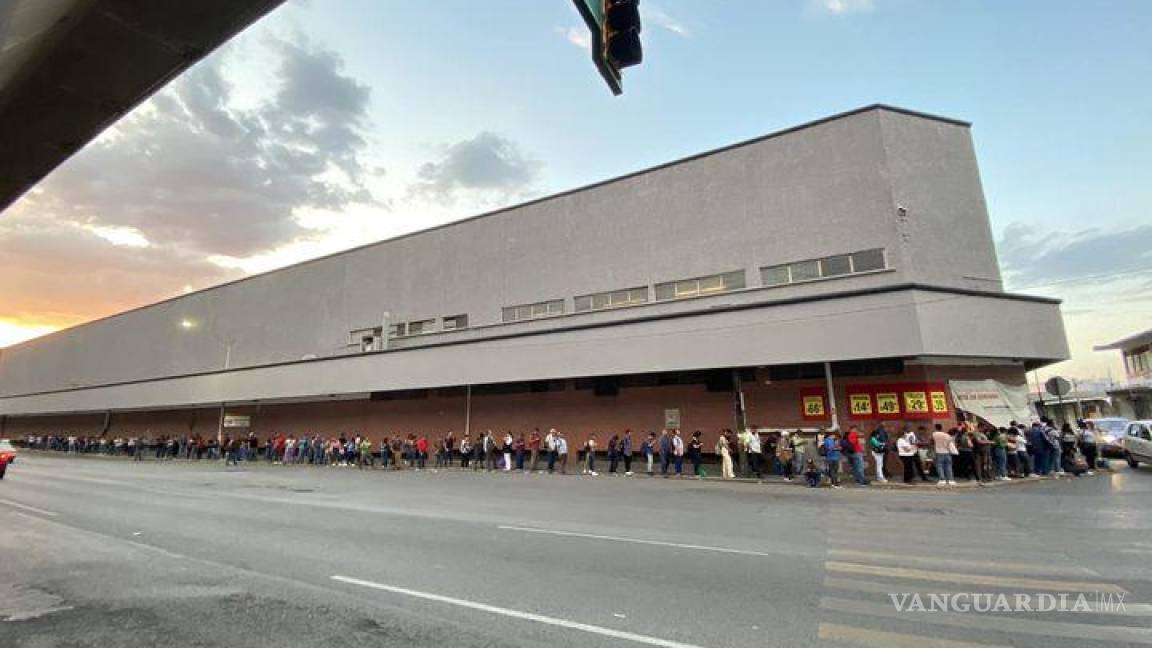 Crisis del transporte en Nuevo León: Hacen larga fila para tomar el camión; tardan hasta 2 horas en la parada