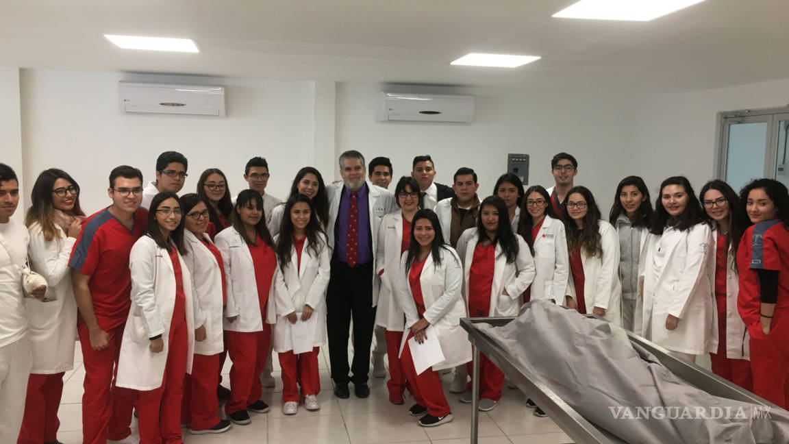 Alumnos de Medicina de la Universidad de Querétaro juran en Saltillo respeto durante prácticas con cuerpos humanos